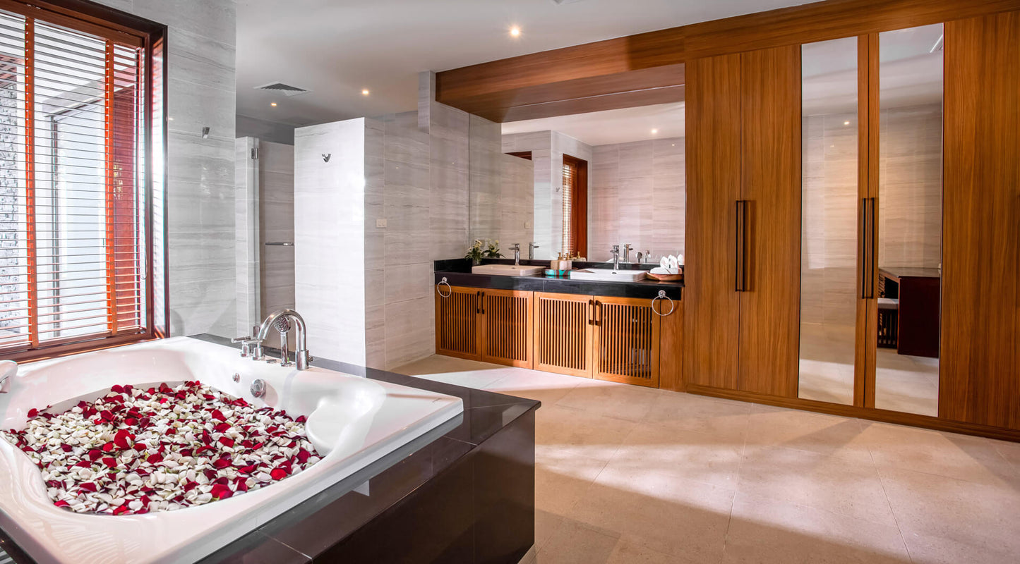 Seaview 5-bedrooms cliff villa in Kamala beach (Steam room, Bathtub & coffee machine and pool access in every bd, private gym, Biliard, Karaoke room, with access to the beach)