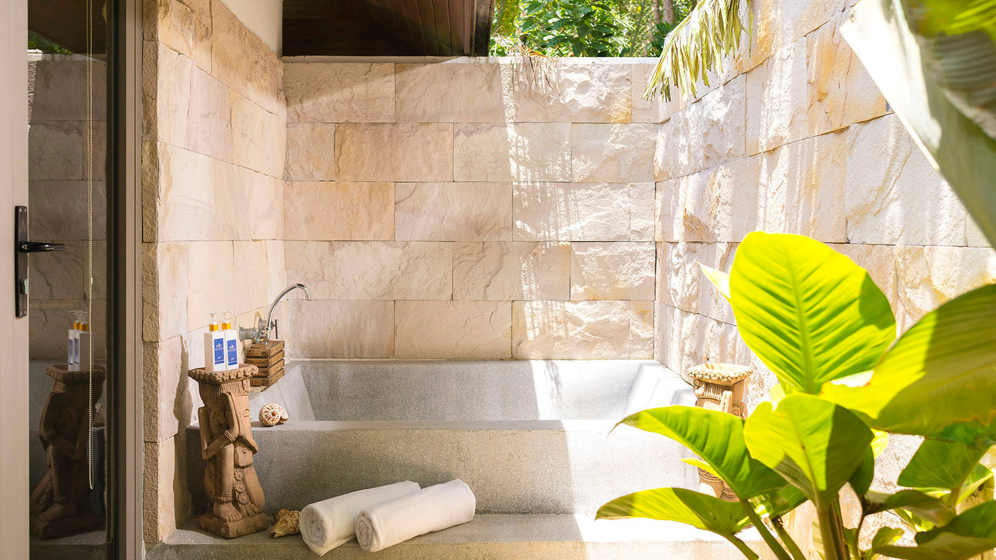 Beachfront quiet 4-bedrooms sunset side villa in Lipa Noi beach (private beach, private tennis court on private area, with massage and reading room, separate bedroom w/kitchen for nanny)