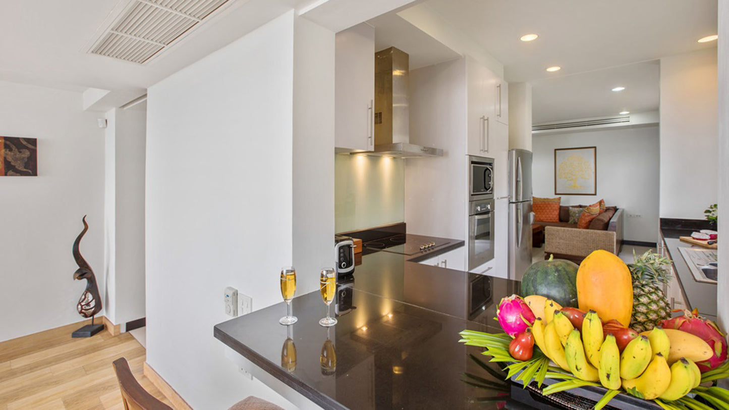 Beachfront quiet 4-bedrooms sunset side villa in Lipa Noi beach (private beach, private tennis court on private area, with massage and reading room, separate bedroom w/kitchen for nanny)