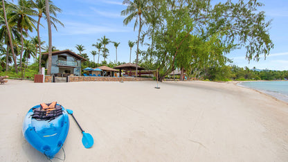 Beachfront quiet 4-bedrooms sunset side villa in Lipa Noi beach (private beach, private tennis court on private area, with massage and reading room, separate bedroom w/kitchen for nanny)