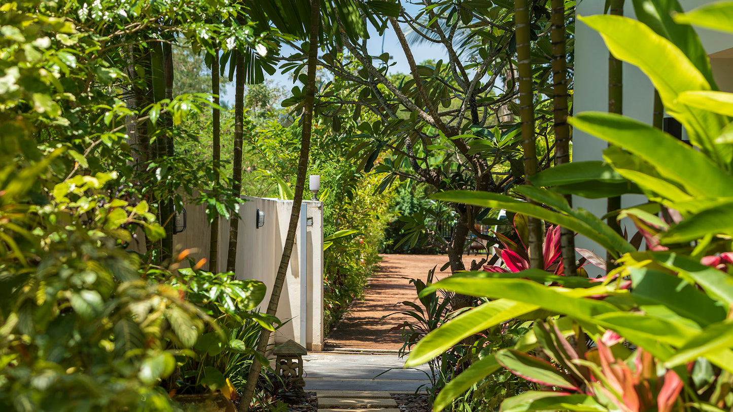 Beachfront quiet 4-bedrooms sunset side villa in Lipa Noi beach (private beach, private tennis court on private area, with massage and reading room, separate bedroom w/kitchen for nanny)