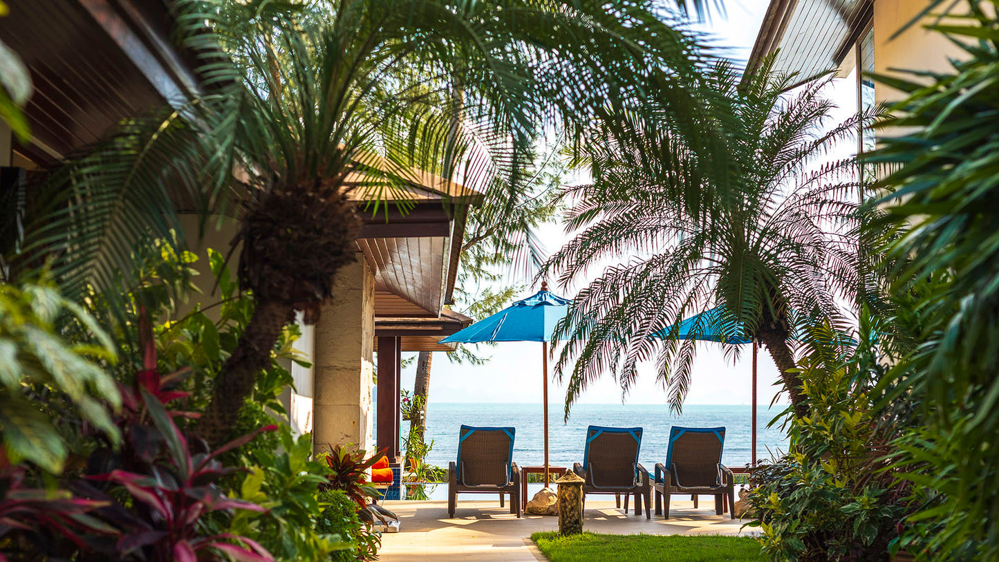 Beachfront quiet 4-bedrooms sunset side villa in Lipa Noi beach (private beach, private tennis court on private area, with massage and reading room, separate bedroom w/kitchen for nanny)