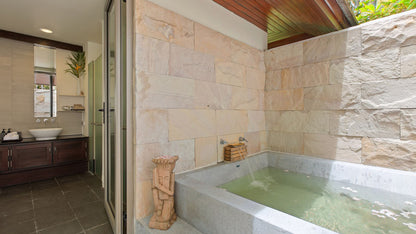 Beachfront quiet 4-bedrooms sunset side villa in Lipa Noi beach (private beach, private tennis court on private area, with massage and reading room, separate bedroom w/kitchen for nanny)