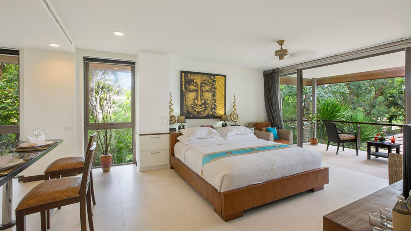 Beachfront quiet 4-bedrooms sunset side villa in Lipa Noi beach (private beach, private tennis court on private area, with massage and reading room, separate bedroom w/kitchen for nanny)
