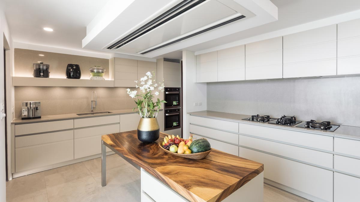 Beachfront 5+2 bedrooms villa in Millionaire’s Mile Kamala beach (two semi-private beaches, kayak, big outdoor area)