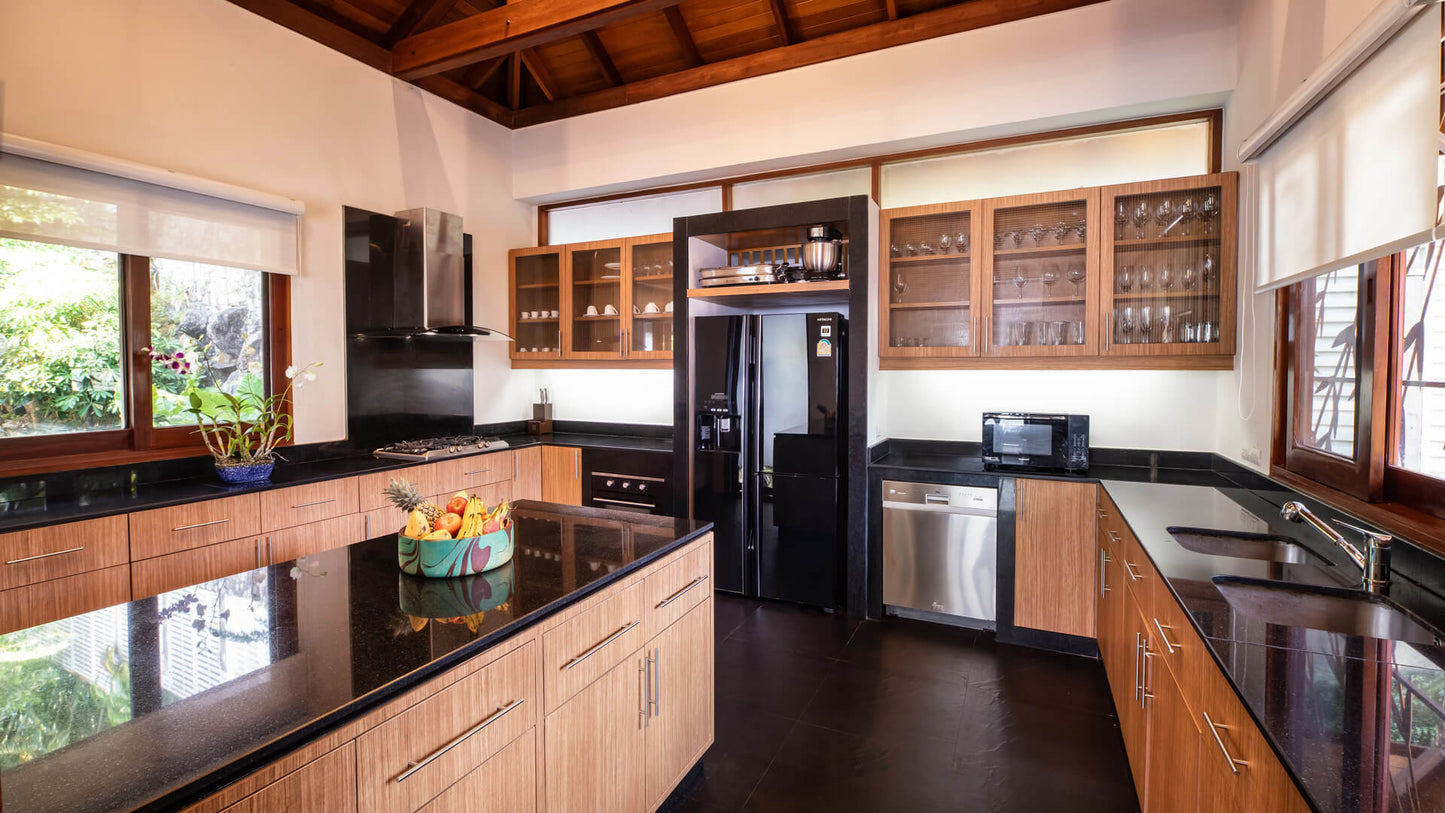 Seaview 5-bedrooms cliff villa in Kamala beach (Steam room, Bathtub & coffee machine and pool access in every bd, private gym, Biliard, Karaoke room, with access to the beach)