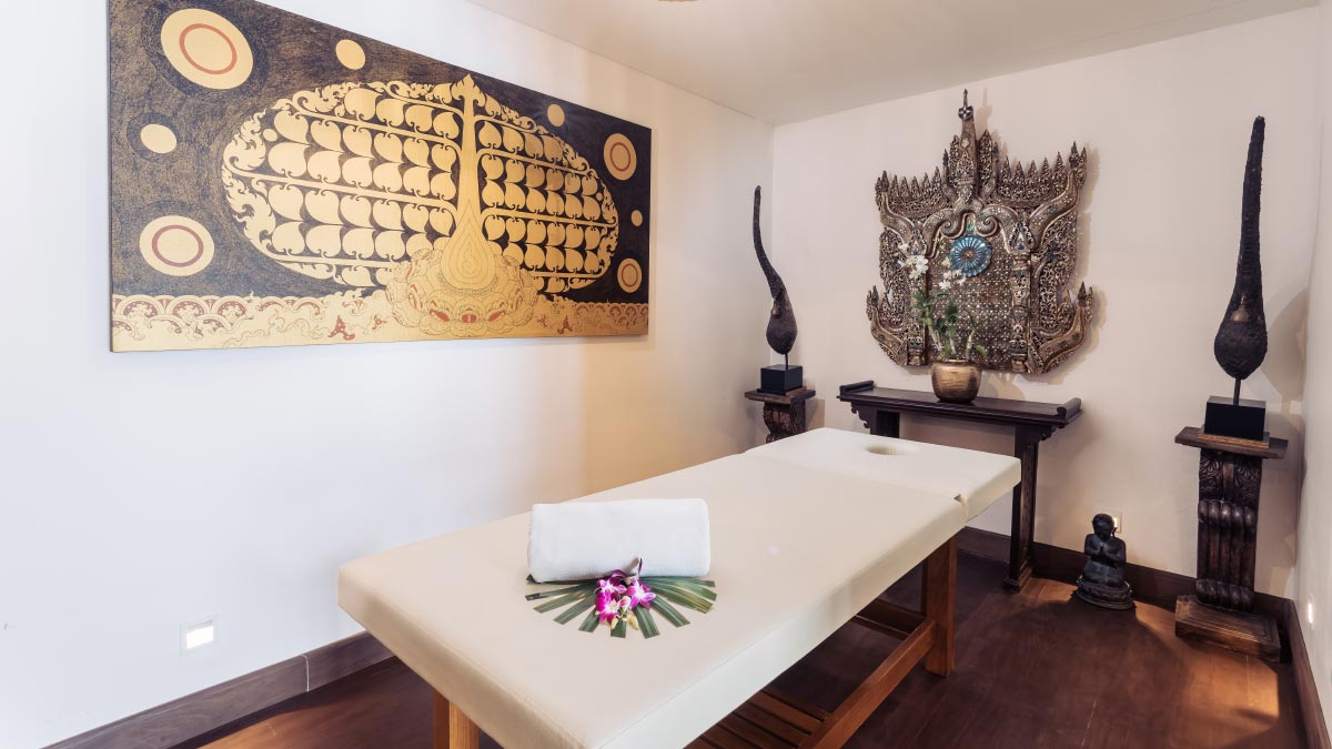 Beachfront 5+2 bedrooms villa in Millionaire’s Mile Kamala beach (two semi-private beaches, kayak, big outdoor area)