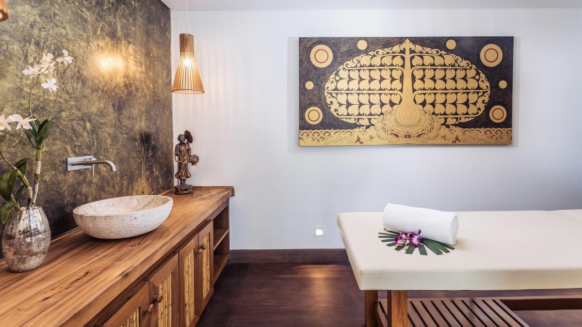 Beachfront 5+2 bedrooms villa in Millionaire’s Mile Kamala beach (two semi-private beaches, kayak, big outdoor area)