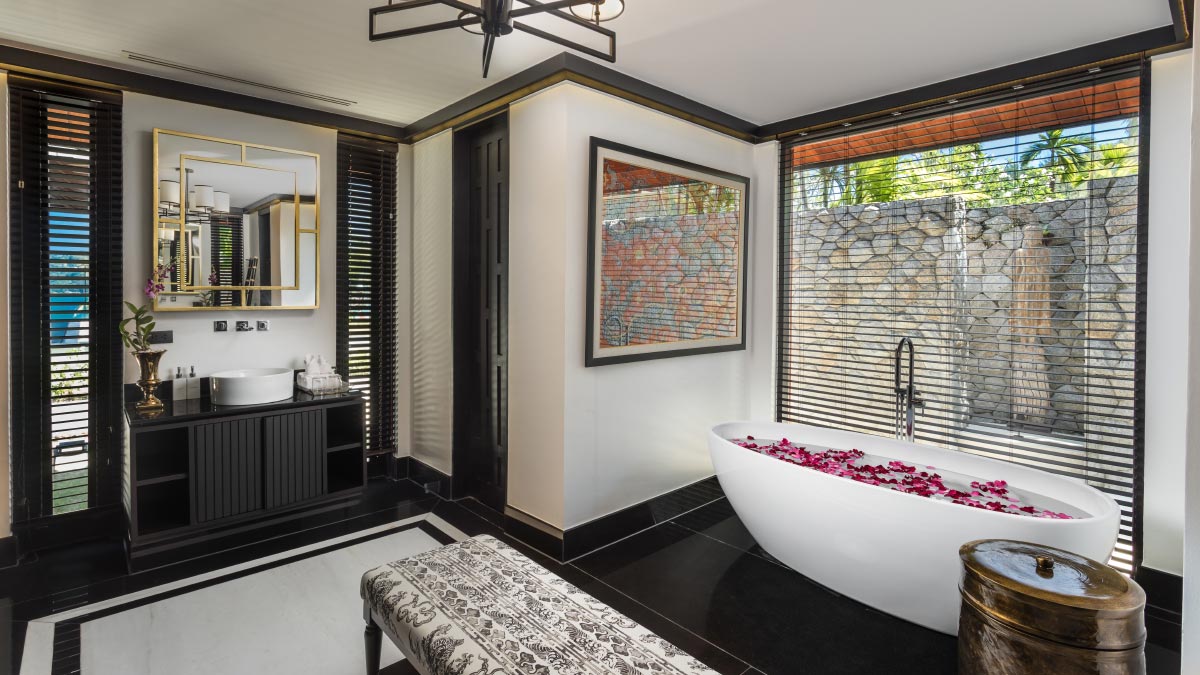 Beachfront 5+2 bedrooms villa in Millionaire’s Mile Kamala beach (two semi-private beaches, kayak, big outdoor area)