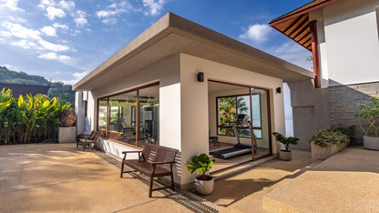 Seaview 5-bedrooms cliff villa in Kamala beach (Steam room, Bathtub & coffee machine and pool access in every bd, private gym, Biliard, Karaoke room, with access to the beach)