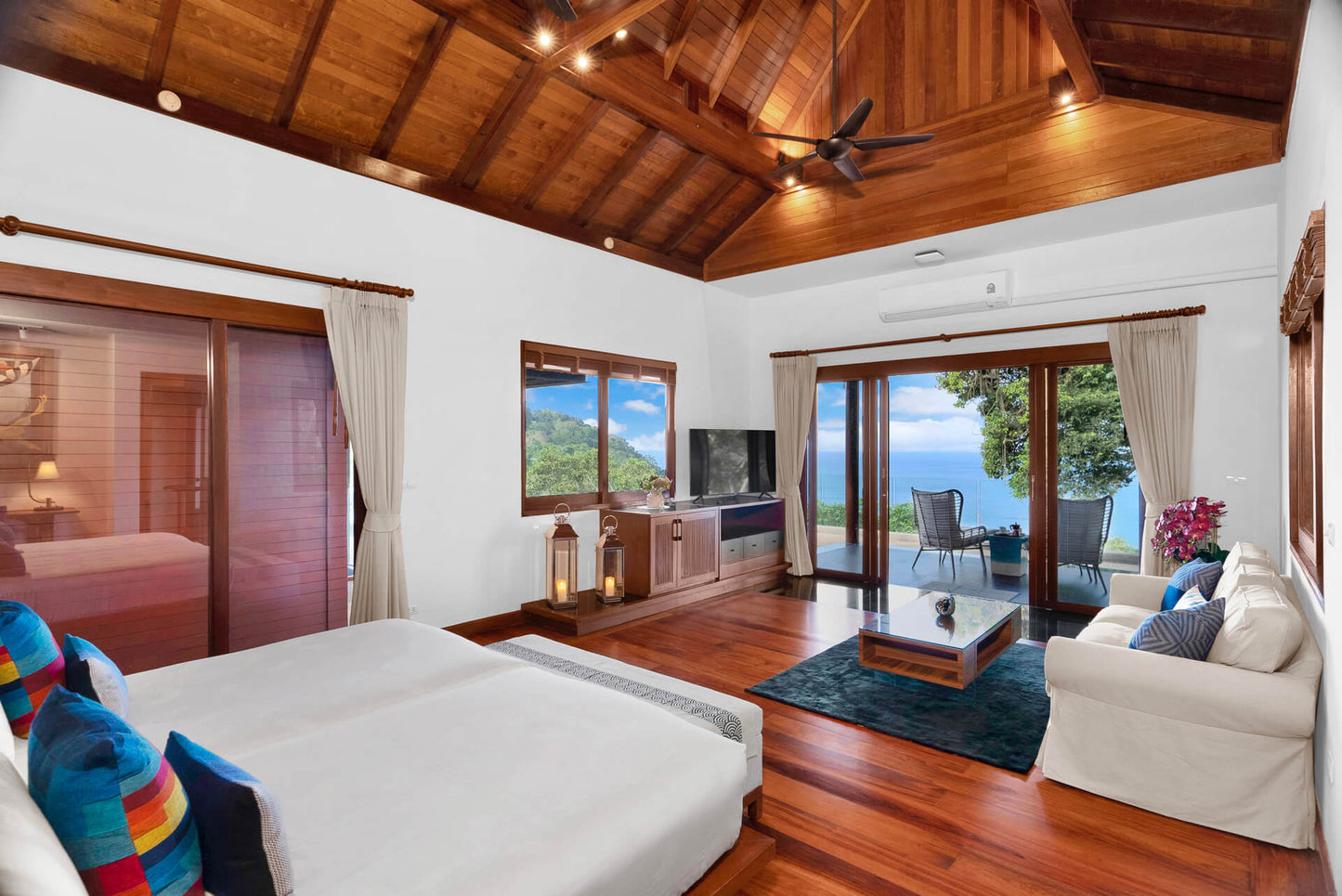Seaview 5-bedrooms cliff villa in Kamala beach (Steam room, Bathtub & coffee machine and pool access in every bd, private gym, Biliard, Karaoke room, with access to the beach)