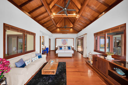 Seaview 5-bedrooms cliff villa in Kamala beach (Steam room, Bathtub & coffee machine and pool access in every bd, private gym, Biliard, Karaoke room, with access to the beach)