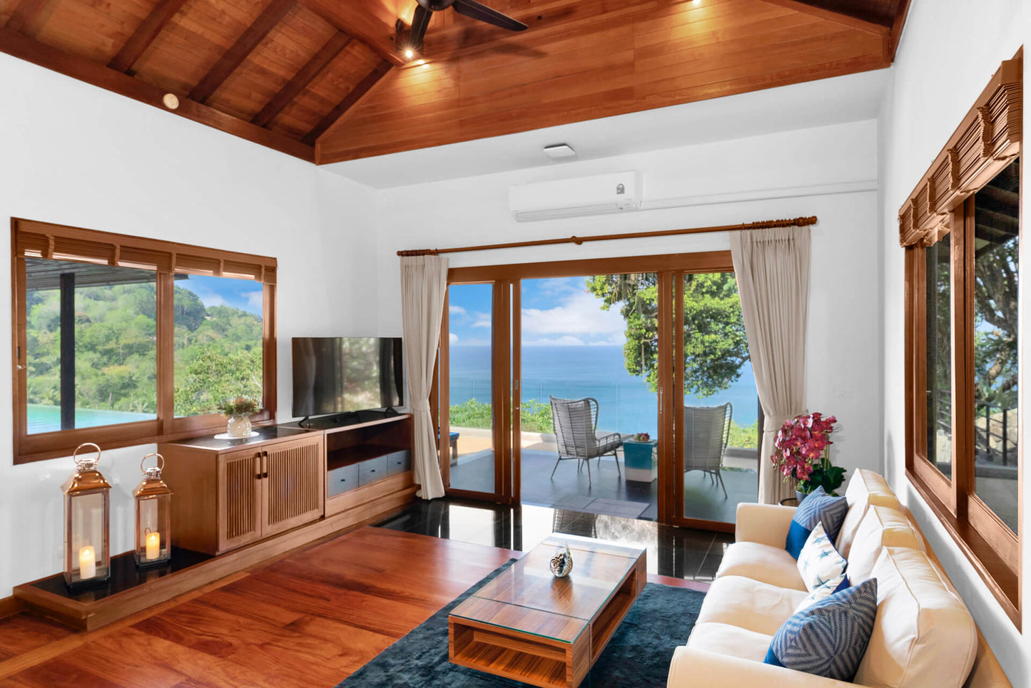 Seaview 5-bedrooms cliff villa in Kamala beach (Steam room, Bathtub & coffee machine and pool access in every bd, private gym, Biliard, Karaoke room, with access to the beach)