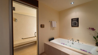 Beachfront Thai design 6-bedrooms villa in Natai beach (with 25-metre infinity pool, big garden and sauna)