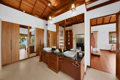 Seaview 5-bedrooms cliff villa in Kamala beach (Steam room, Bathtub & coffee machine and pool access in every bd, private gym, Biliard, Karaoke room, with access to the beach)