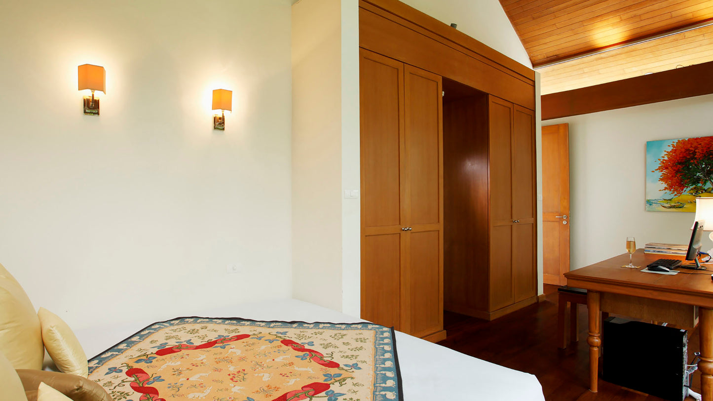 Beachfront Thai design 6-bedrooms villa in Natai beach (with 25-metre infinity pool, big garden and sauna)