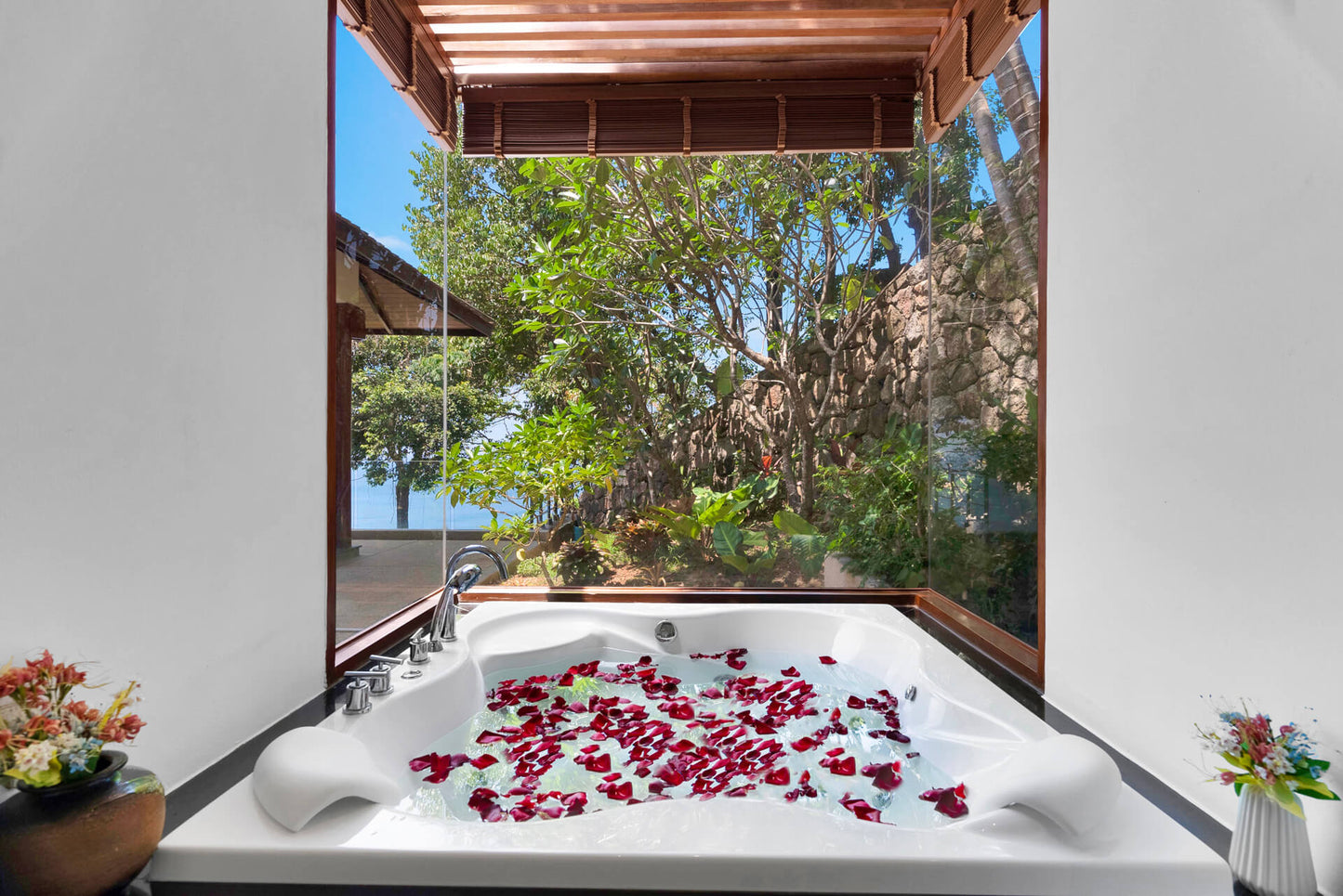 Seaview 5-bedrooms cliff villa in Kamala beach (Steam room, Bathtub & coffee machine and pool access in every bd, private gym, Biliard, Karaoke room, with access to the beach)