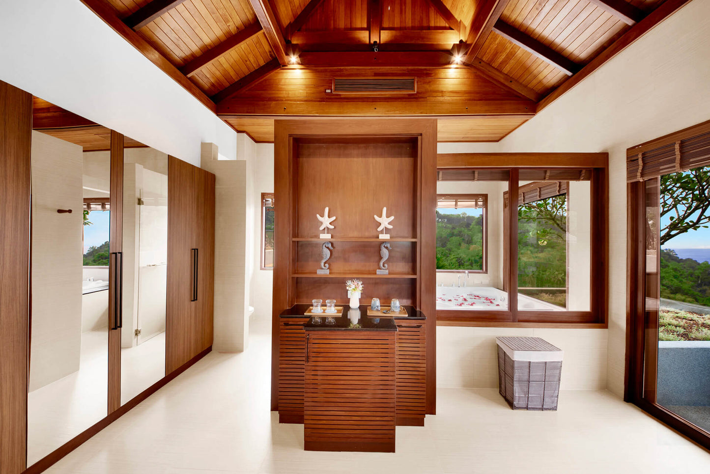 Seaview 5-bedrooms cliff villa in Kamala beach (Steam room, Bathtub & coffee machine and pool access in every bd, private gym, Biliard, Karaoke room, with access to the beach)