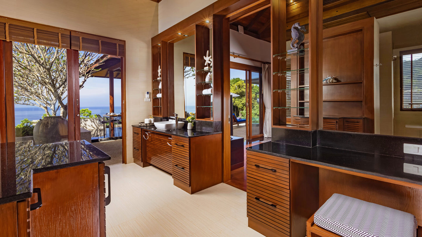 Seaview 5-bedrooms cliff villa in Kamala beach (Steam room, Bathtub & coffee machine and pool access in every bd, private gym, Biliard, Karaoke room, with access to the beach)