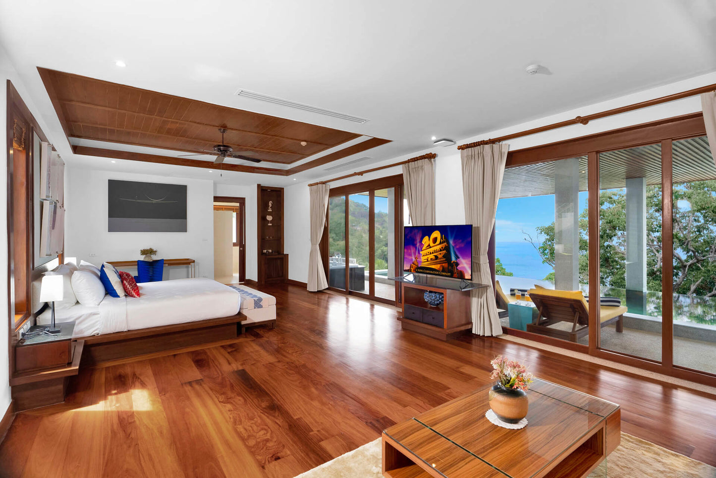 Seaview 5-bedrooms cliff villa in Kamala beach (Steam room, Bathtub & coffee machine and pool access in every bd, private gym, Biliard, Karaoke room, with access to the beach)