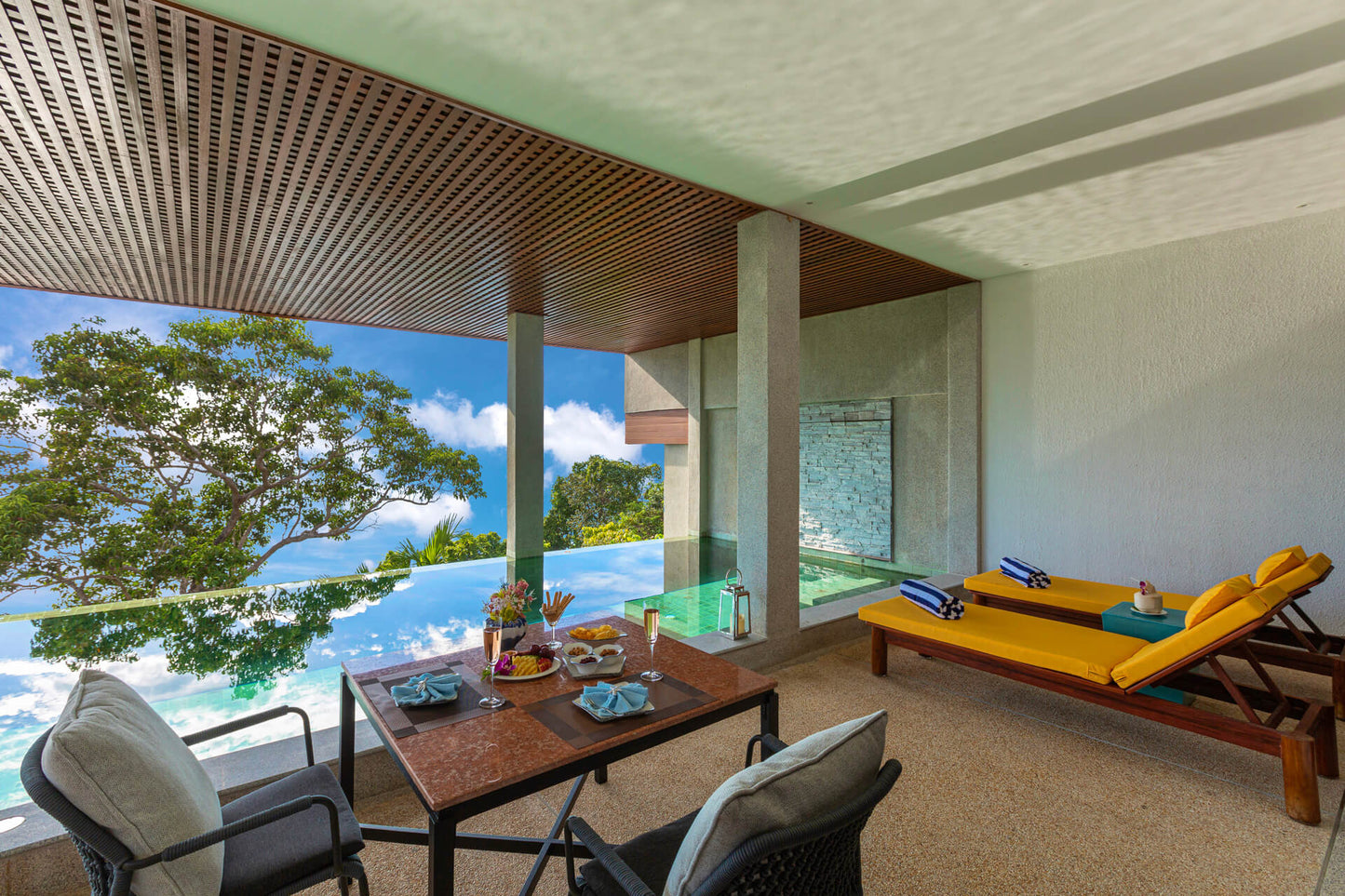 Seaview 5-bedrooms cliff villa in Kamala beach (Steam room, Bathtub & coffee machine and pool access in every bd, private gym, Biliard, Karaoke room, with access to the beach)