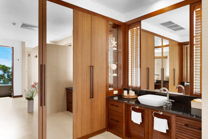 Seaview 5-bedrooms cliff villa in Kamala beach (Steam room, Bathtub & coffee machine and pool access in every bd, private gym, Biliard, Karaoke room, with access to the beach)