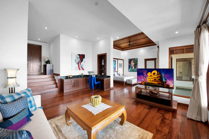 Seaview 5-bedrooms cliff villa in Kamala beach (Steam room, Bathtub & coffee machine and pool access in every bd, private gym, Biliard, Karaoke room, with access to the beach)