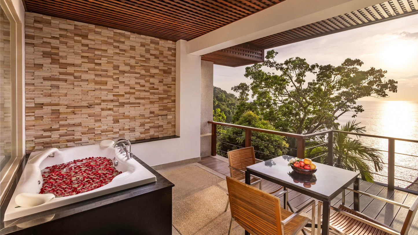 Seaview 5-bedrooms cliff villa in Kamala beach (Steam room, Bathtub & coffee machine and pool access in every bd, private gym, Biliard, Karaoke room, with access to the beach)