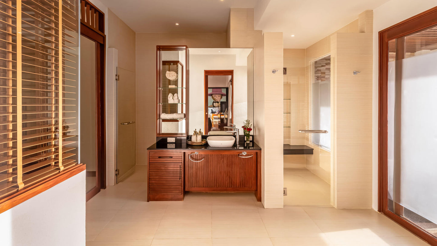 Seaview 5-bedrooms cliff villa in Kamala beach (Steam room, Bathtub & coffee machine and pool access in every bd, private gym, Biliard, Karaoke room, with access to the beach)