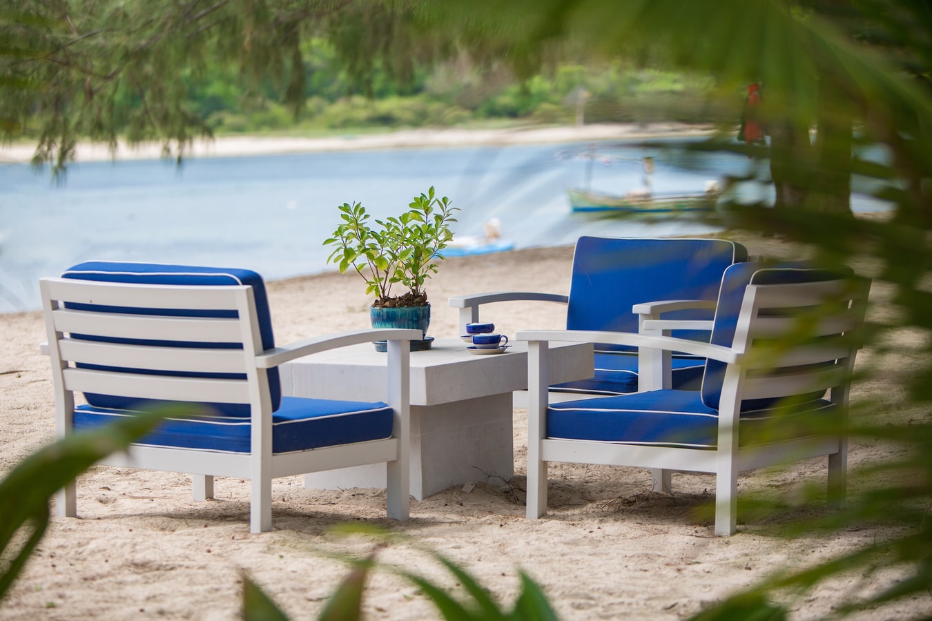 Beachfront full service 5-bedrooms villa in Chaweng beach (32 m pool, full service with Chef, gym, cinema, can be combined with 2 other villas and Estate area up to 17 bd; gym, steam room, kids room, private area and parking)