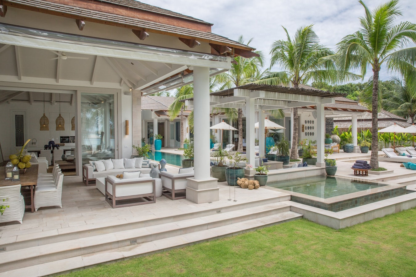 Beachfront full service 5-bedrooms villa in Chaweng beach (32 m pool, full service with Chef, gym, cinema, can be combined with 2 other villas and Estate area up to 17 bd; gym, steam room, kids room, private area and parking)