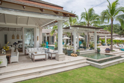 Beachfront full service 5-bedrooms villa in Chaweng beach (32 m pool, full service with Chef, gym, cinema, can be combined with 2 other villas and Estate area up to 17 bd; gym, steam room, kids room, private area and parking)