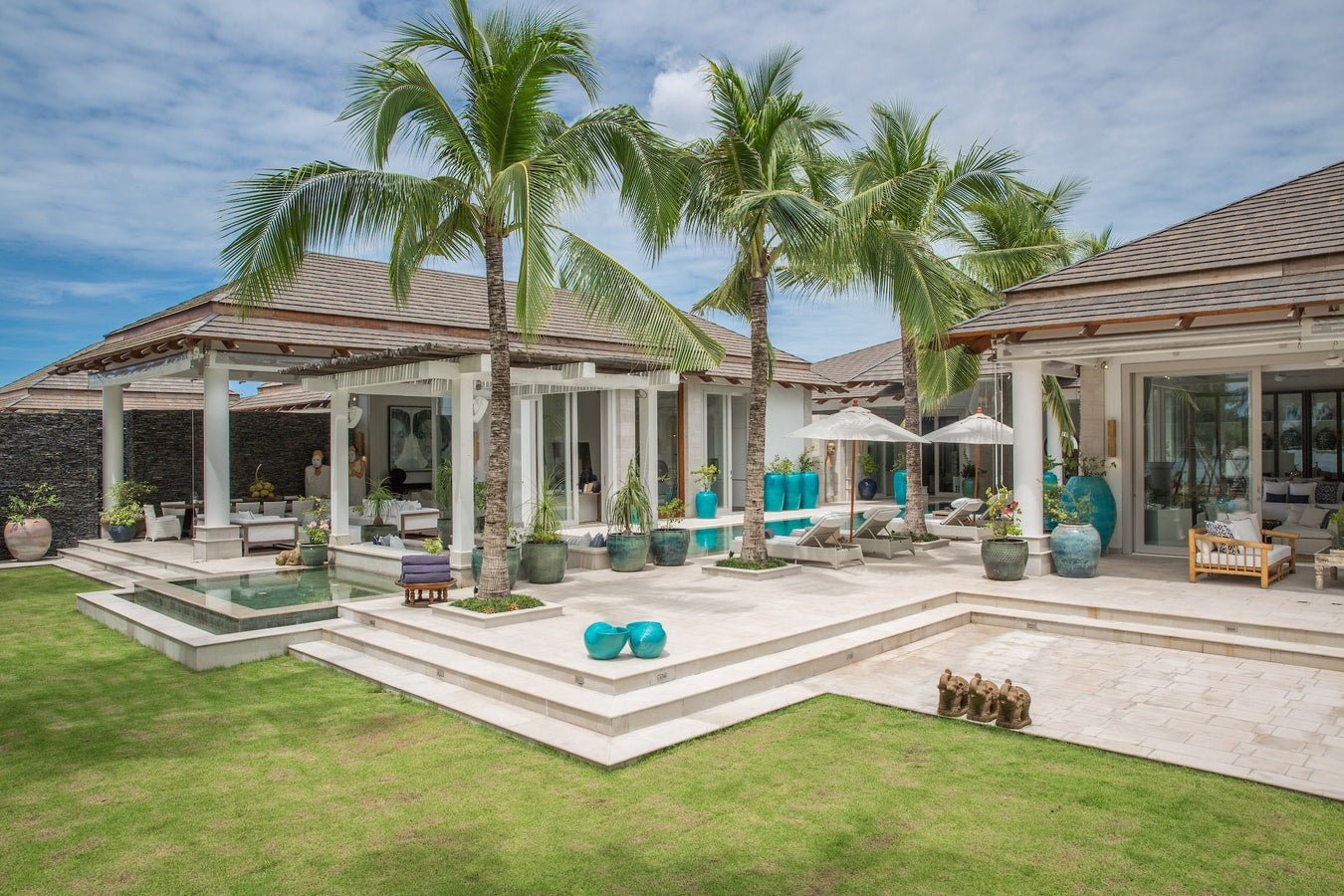 Beachfront full service 5-bedrooms villa in Chaweng beach (32 m pool, full service with Chef, gym, cinema, can be combined with 2 other villas and Estate area up to 17 bd; gym, steam room, kids room, private area and parking)