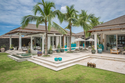 Beachfront full service 5-bedrooms villa in Chaweng beach (32 m pool, full service with Chef, gym, cinema, can be combined with 2 other villas and Estate area up to 17 bd; gym, steam room, kids room, private area and parking)