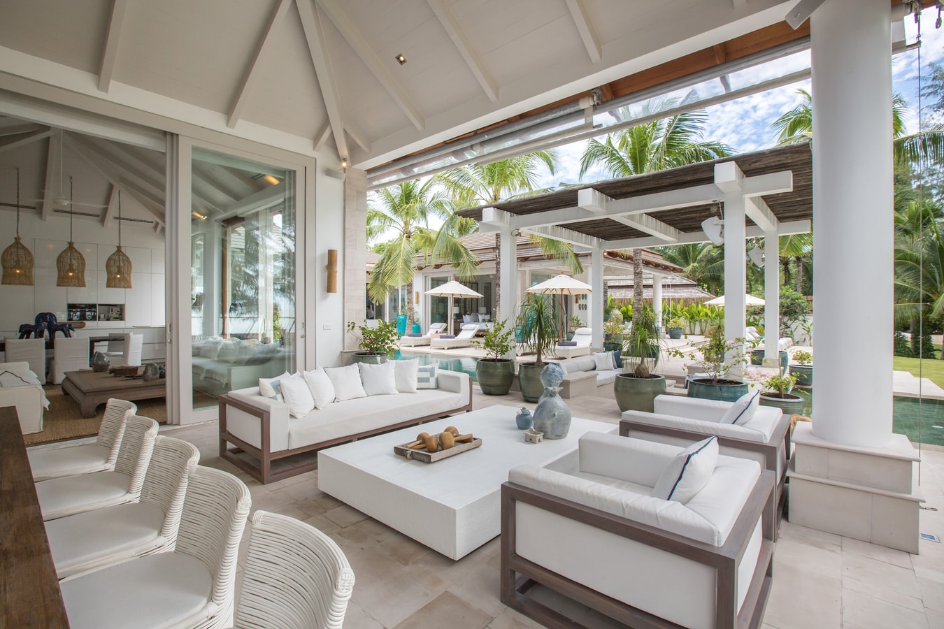 Beachfront full service 5-bedrooms villa in Chaweng beach (32 m pool, full service with Chef, gym, cinema, can be combined with 2 other villas and Estate area up to 17 bd; gym, steam room, kids room, private area and parking)