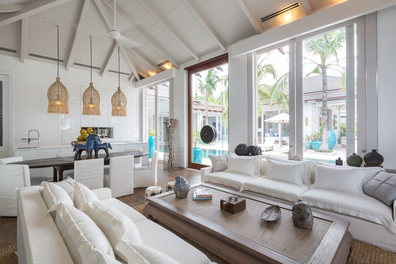 Beachfront full service 5-bedrooms villa in Chaweng beach (32 m pool, full service with Chef, gym, cinema, can be combined with 2 other villas and Estate area up to 17 bd; gym, steam room, kids room, private area and parking)