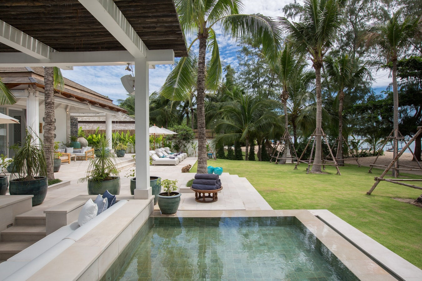 Beachfront full service 5-bedrooms villa in Chaweng beach (32 m pool, full service with Chef, gym, cinema, can be combined with 2 other villas and Estate area up to 17 bd; gym, steam room, kids room, private area and parking)