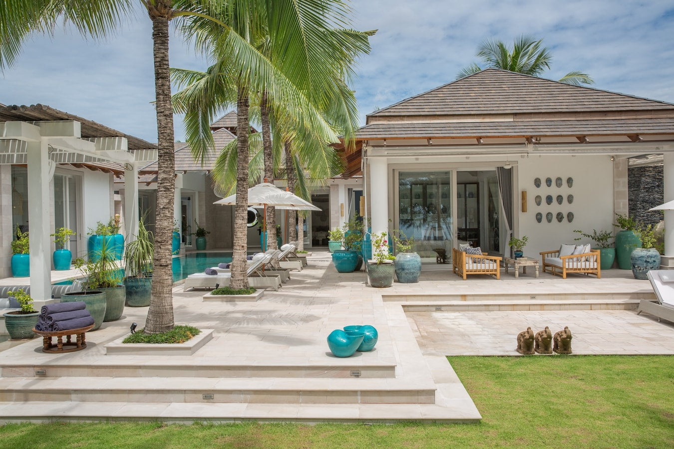 Beachfront full service 5-bedrooms villa in Chaweng beach (32 m pool, full service with Chef, gym, cinema, can be combined with 2 other villas and Estate area up to 17 bd; gym, steam room, kids room, private area and parking)