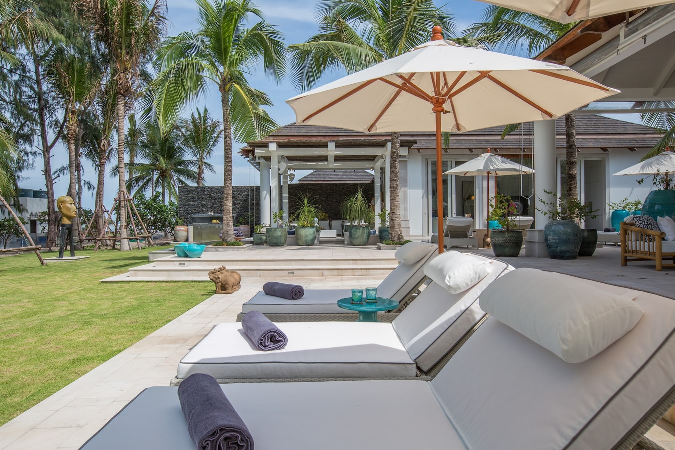 Beachfront full service 5-bedrooms villa in Chaweng beach (32 m pool, full service with Chef, gym, cinema, can be combined with 2 other villas and Estate area up to 17 bd; gym, steam room, kids room, private area and parking)