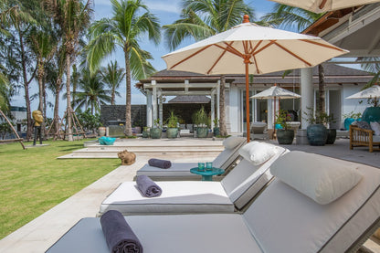 Beachfront full service 5-bedrooms villa in Chaweng beach (32 m pool, full service with Chef, gym, cinema, can be combined with 2 other villas and Estate area up to 17 bd; gym, steam room, kids room, private area and parking)