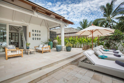 Beachfront full service 5-bedrooms villa in Chaweng beach (32 m pool, full service with Chef, gym, cinema, can be combined with 2 other villas and Estate area up to 17 bd; gym, steam room, kids room, private area and parking)