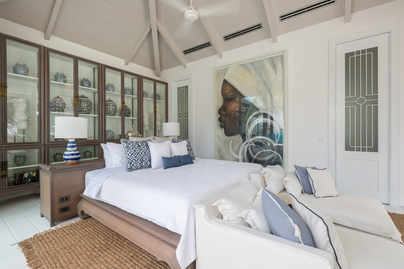 Beachfront full service 5-bedrooms villa in Chaweng beach (32 m pool, full service with Chef, gym, cinema, can be combined with 2 other villas and Estate area up to 17 bd; gym, steam room, kids room, private area and parking)