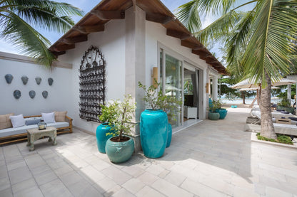 Beachfront full service 5-bedrooms villa in Chaweng beach (32 m pool, full service with Chef, gym, cinema, can be combined with 2 other villas and Estate area up to 17 bd; gym, steam room, kids room, private area and parking)
