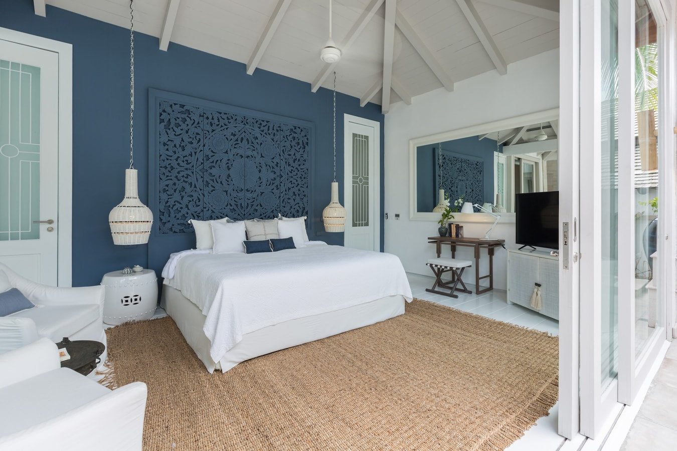 Beachfront full service 5-bedrooms villa in Chaweng beach (32 m pool, full service with Chef, gym, cinema, can be combined with 2 other villas and Estate area up to 17 bd; gym, steam room, kids room, private area and parking)