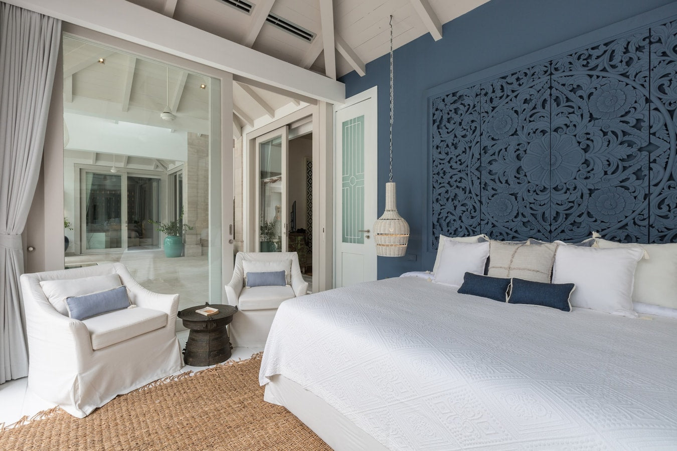 Beachfront full service 5-bedrooms villa in Chaweng beach (32 m pool, full service with Chef, gym, cinema, can be combined with 2 other villas and Estate area up to 17 bd; gym, steam room, kids room, private area and parking)