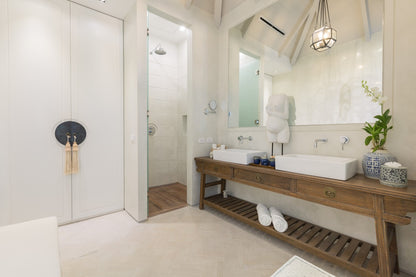 Beachfront full service 5-bedrooms villa in Chaweng beach (32 m pool, full service with Chef, gym, cinema, can be combined with 2 other villas and Estate area up to 17 bd; gym, steam room, kids room, private area and parking)