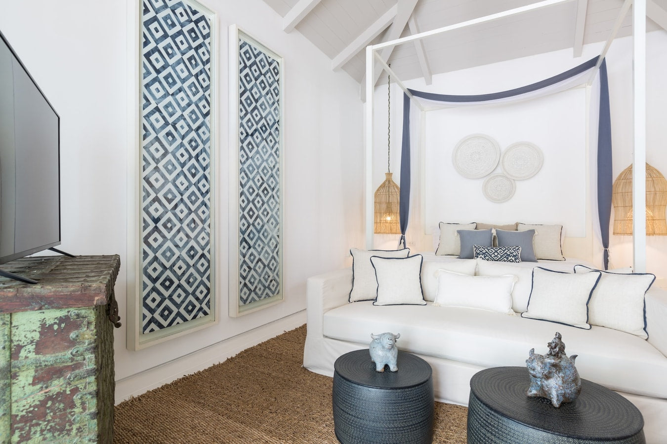 Beachfront full service 5-bedrooms villa in Chaweng beach (32 m pool, full service with Chef, gym, cinema, can be combined with 2 other villas and Estate area up to 17 bd; gym, steam room, kids room, private area and parking)