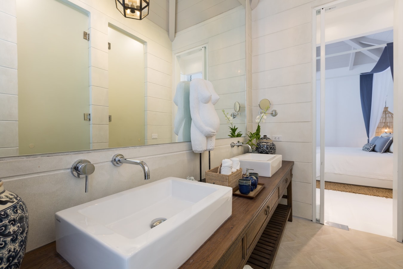 Beachfront full service 5-bedrooms villa in Chaweng beach (32 m pool, full service with Chef, gym, cinema, can be combined with 2 other villas and Estate area up to 17 bd; gym, steam room, kids room, private area and parking)