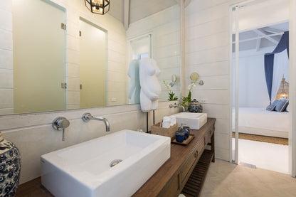 Beachfront full service 5-bedrooms villa in Chaweng beach (32 m pool, full service with Chef, gym, cinema, can be combined with 2 other villas and Estate area up to 17 bd; gym, steam room, kids room, private area and parking)