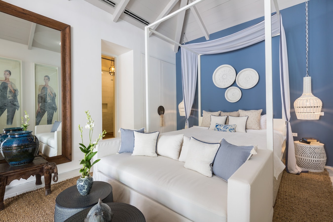 Beachfront full service 5-bedrooms villa in Chaweng beach (32 m pool, full service with Chef, gym, cinema, can be combined with 2 other villas and Estate area up to 17 bd; gym, steam room, kids room, private area and parking)